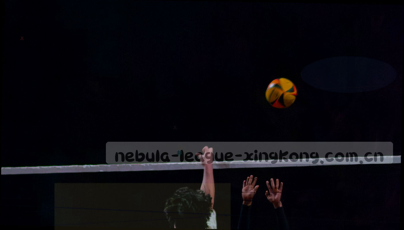 夜空下观测站轮廓与刻度光线交叠的抽象画面